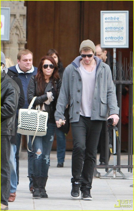 miley-cyrus-liam-hemsworth-juntos-de-la-mano-01