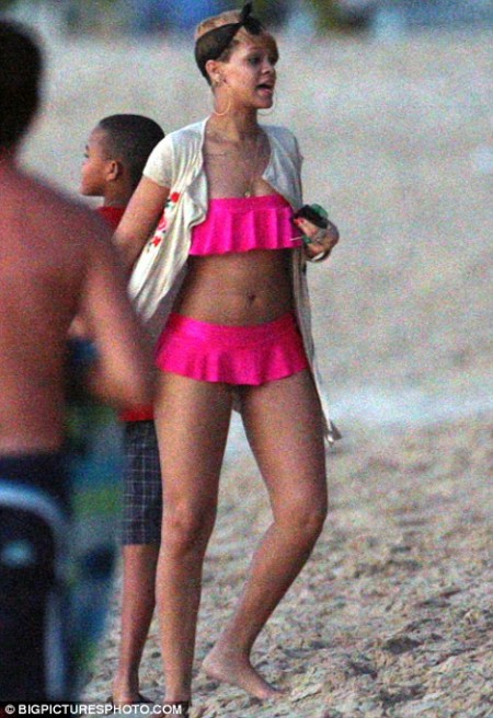 rihanna-disfruta-de-su-natal-barbados-01