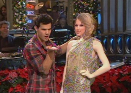 taylor-lautner-arrasa-en-snl-01