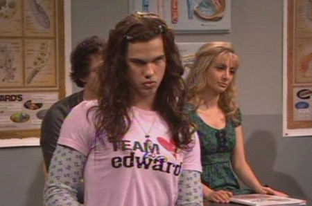 taylor-lautner-arrasa-en-snl-03