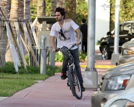 jared-leto-pasea-bici-por-miami-02