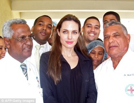 Angelina Jolie visitó Haití9
