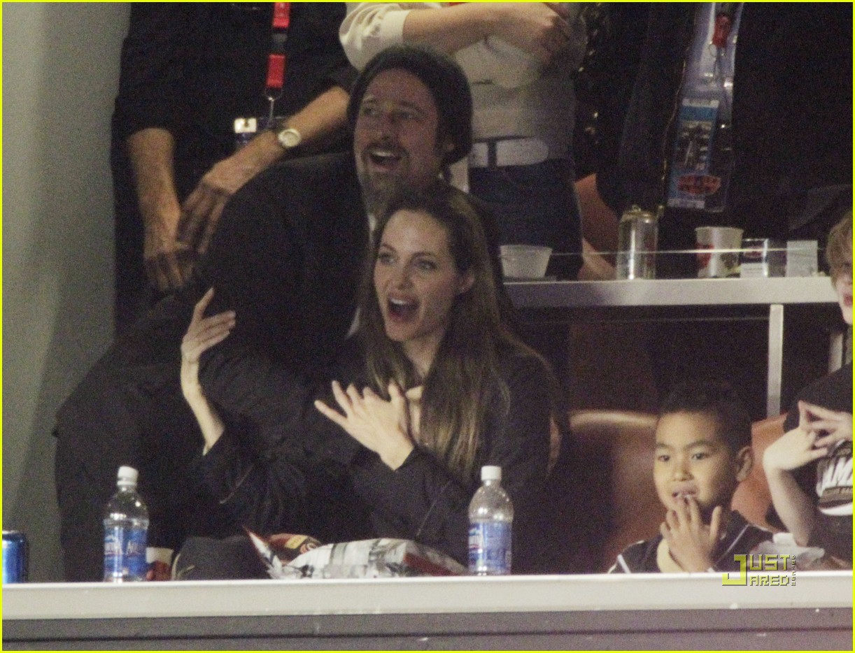 Brad Pitt y Angelina Jolie a los besos en el Super Bowl XLIV