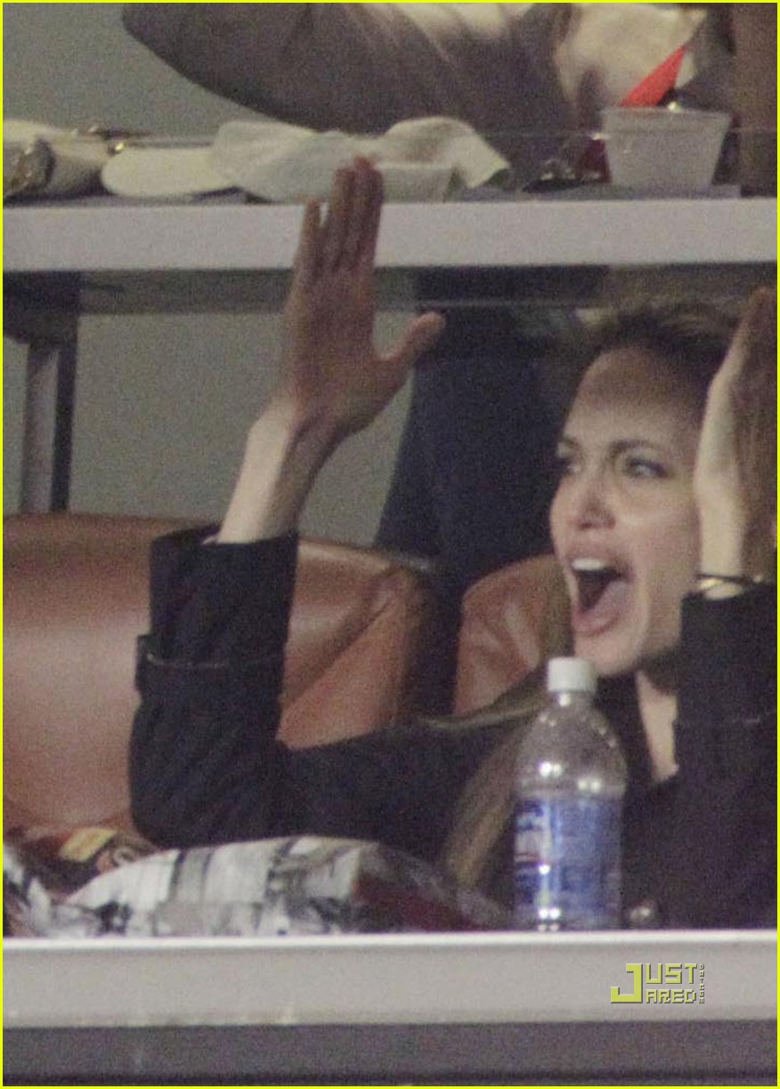 Brad Pitt y Angelina Jolie a los besos en el Super Bowl XLIV