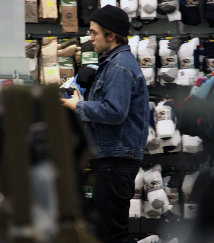 Robert Pattinson pillado comprando ropa interior2
