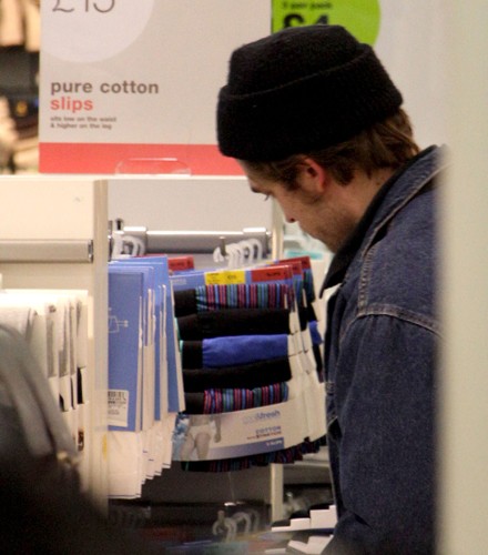 Robert Pattinson pillado comprando ropa interior3