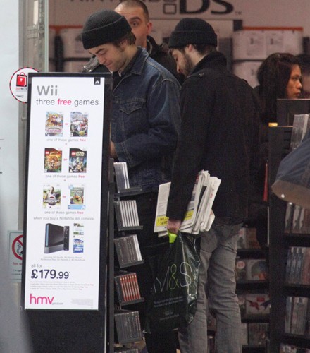 Robert Pattinson pillado comprando ropa interior6