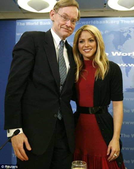 Shakira conquistó al Banco Mundial1
