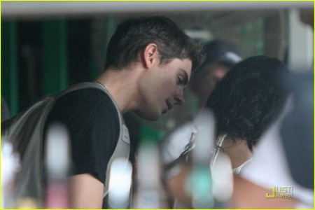 Zac Efron And Vanessa Hudgens Out For Lunch In Sydney (USA ONLY)