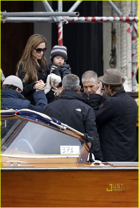 Brad Pitt y Angelina Jolie llevan a sus hijos de paseo 4