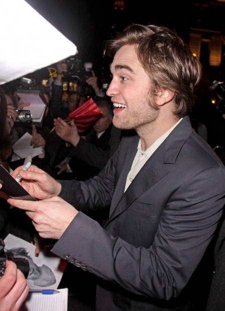 Robert Pattinson mimó un poco a sus fans 3