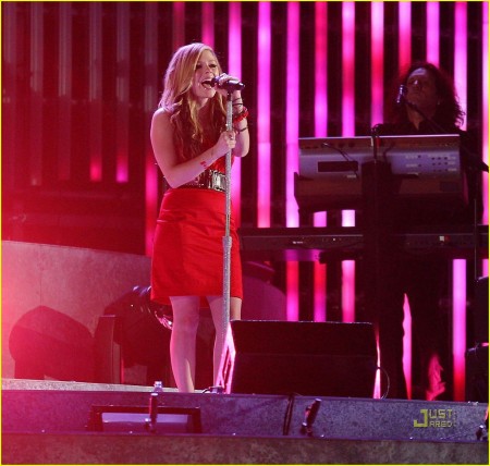 avril-lavigne-vancouver-olympics-closing-ceremony-01