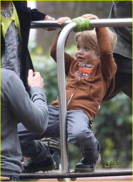 EXC BRAD PITT TAKES THE KIDS TO THE PARK IN VENICE AS THE WEATHE