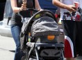 imagen Kendra Wilkinson de paseo con su bebé