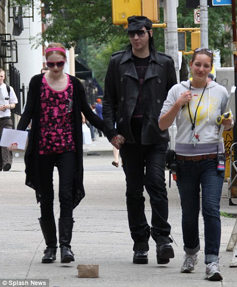 Marilyn Manson visita a su novia sin maquillaje-01