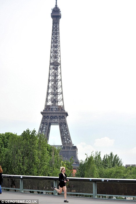 Renee Zellweger corre por Paris-01