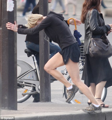 Renee Zellweger corre por Paris-04