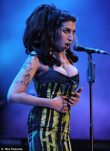 Amy Winehouse abucheada y borracha-03