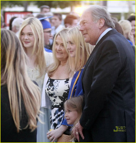 Dakota Fanning se ha graduado01