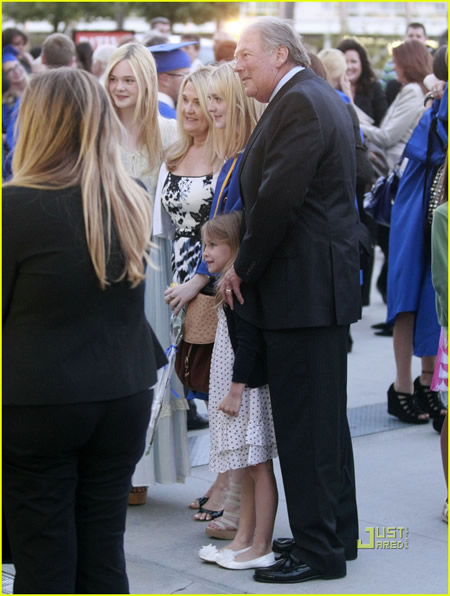 Dakota Fanning se ha graduado02