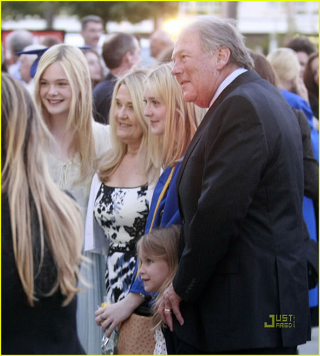 Dakota Fanning se ha graduado03