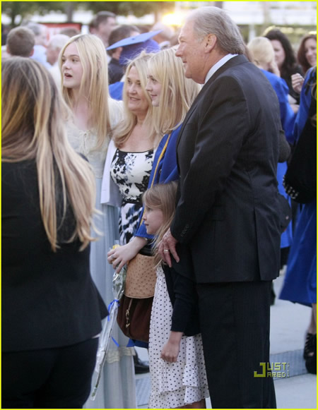 Dakota Fanning se ha graduado05