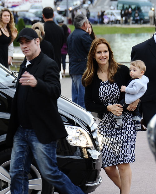 John Travolta y Kelly Preston pasean por Paris con Benjamin1