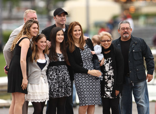 John Travolta y Kelly Preston pasean por Paris con Benjamin2