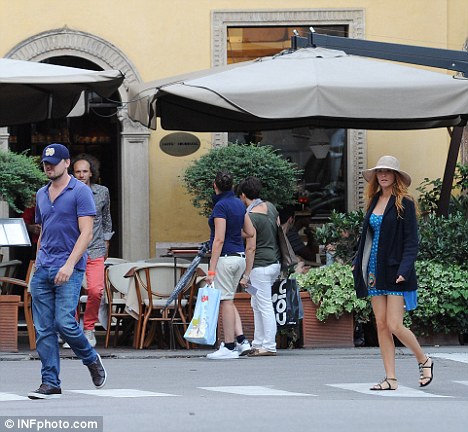 Leonardo DiCaprio y Blake Lively pasean por Verona juntos-02