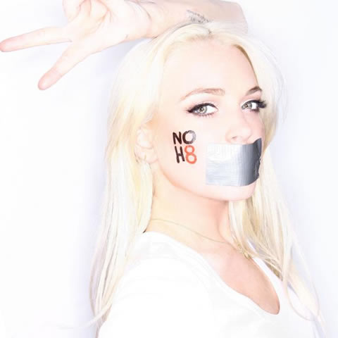 Lindsay Lohan posa contra la homofobia