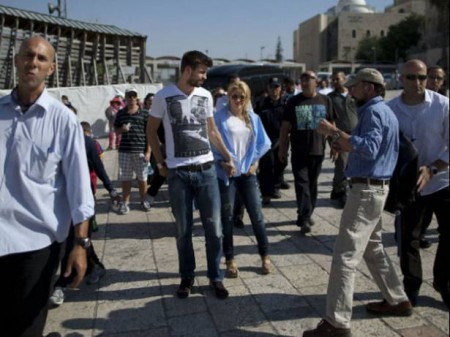 Shakira y Piqué juntos en el muro de los lamentos3