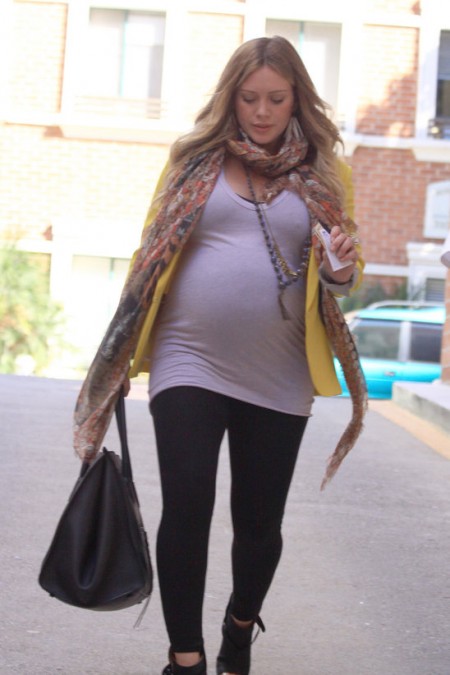 hilary-duff-muestra-a-su-bebe-02