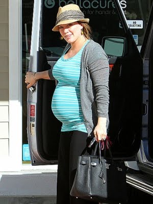 hilary-duff-muestra-a-su-bebe-03