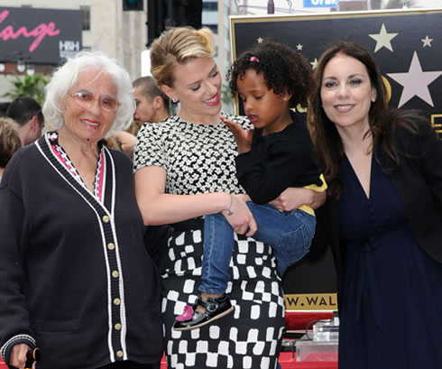 scarlett-johansson-deslumbra-a-todos-al-recibir-su-estrella-en-el-paseo-de-la-fama-03