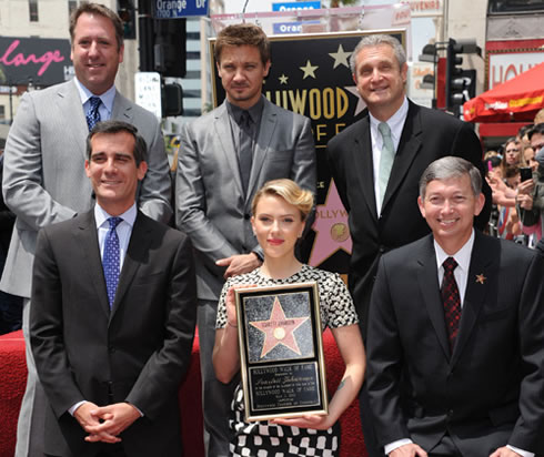 scarlett-johansson-deslumbra-a-todos-al-recibir-su-estrella-en-el-paseo-de-la-fama-04
