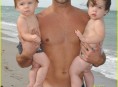 imagen Ricky Martin y sus hijos en la playa