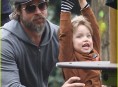 imagen Brad Pitt y sus hijos juegan en la plaza